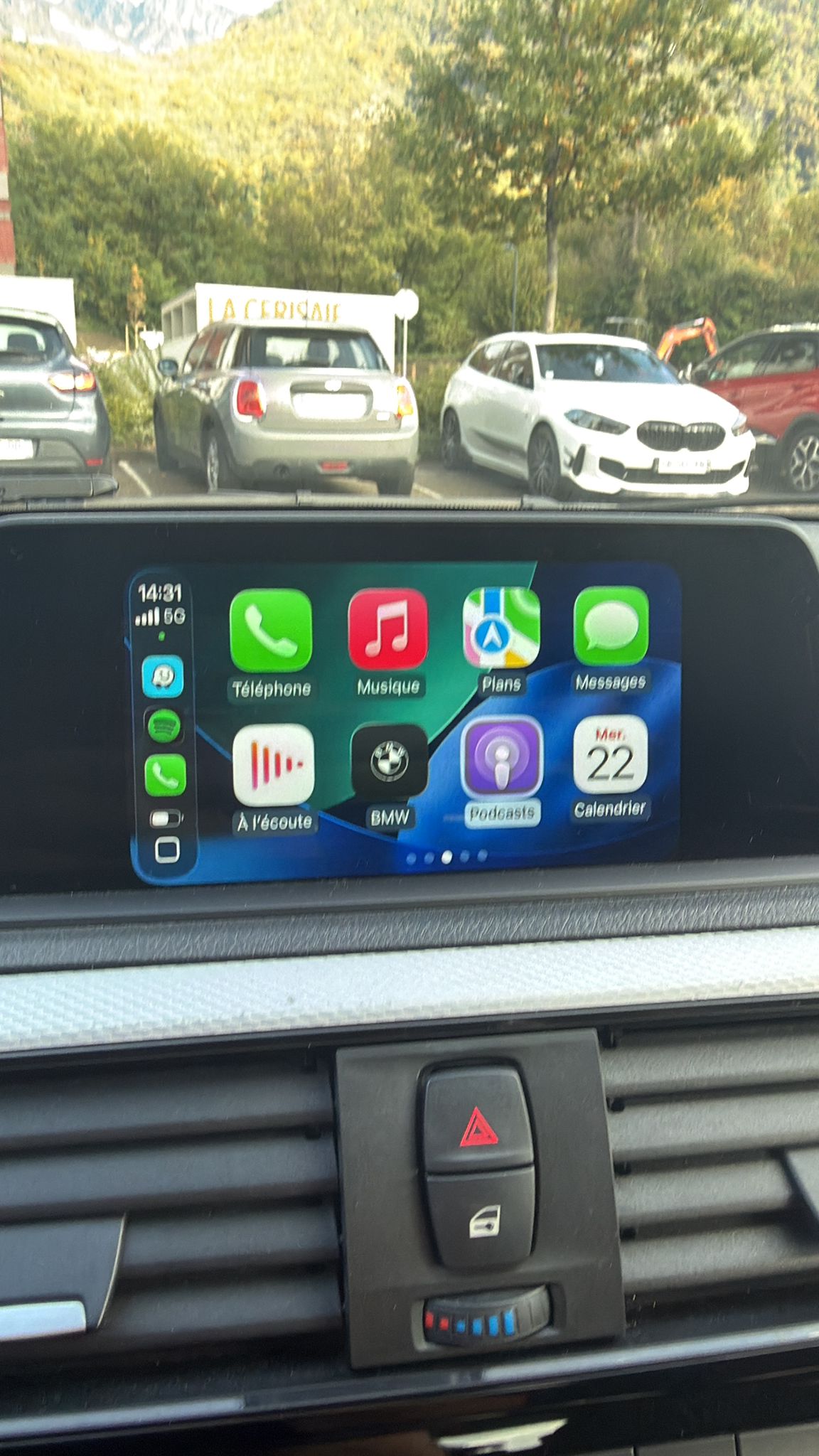 BMW — Écran CarPlay installé